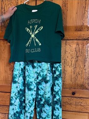 Colsie 🌿Green 'Aspen Ski Club' Cropped Tee & Tie-Dye Joggers Set